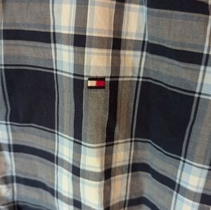 TOMMY HILFIGER long sleeve button up New York Fit.